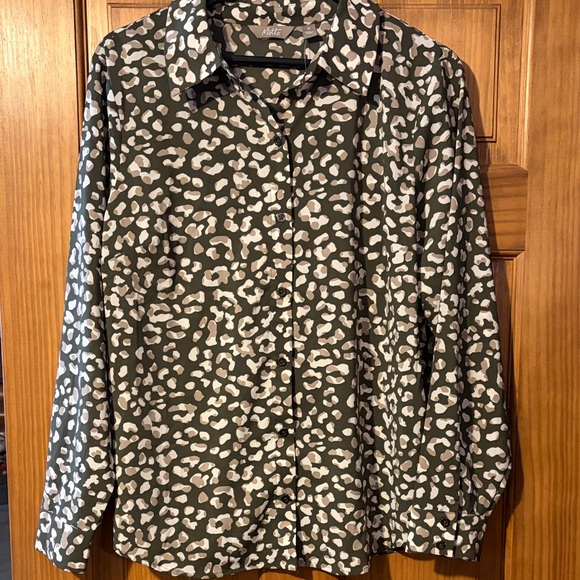 motto Tops - Animal Print Button-Up Shirt